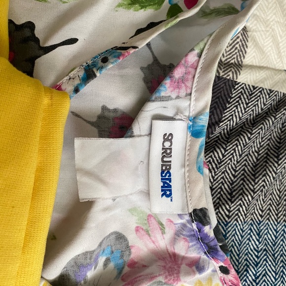 4 beautiful scrub in pristine condition - Picture 3 of 3